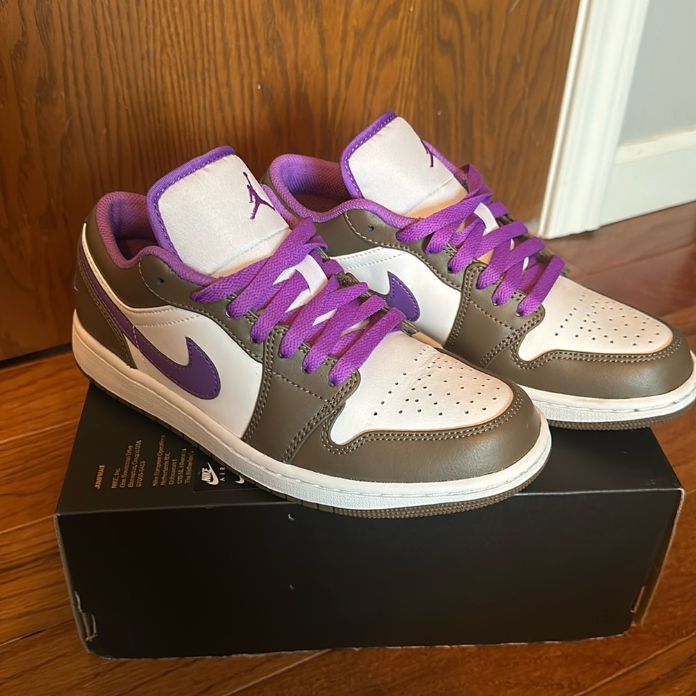 Air Jordan 1 Low - Palomino/Wild Berry-White

Size 7 (Men’s) - Size 8 (Women’s)